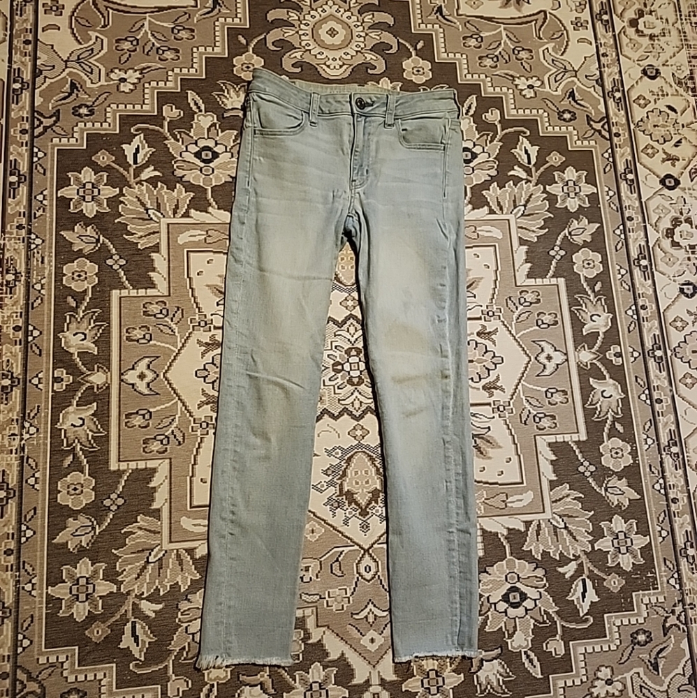 American Eagle Outfitters sz 6 light blue embroidered pockets frayed hem jeans
